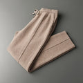Pantalón de vestir TailorCraft en camel, en percha