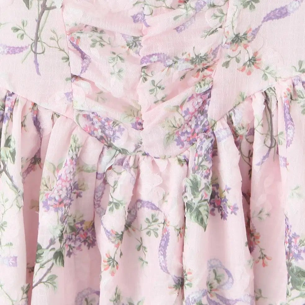 Detalle del estampado floral del vestido Bellami