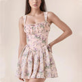Vestido corto Bellami de flores rosa, puesto por modelo
