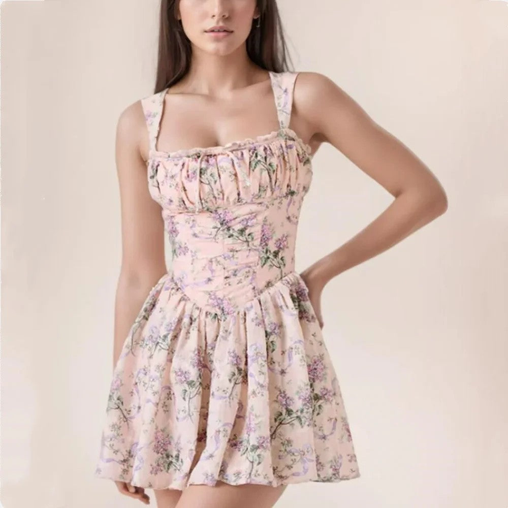 Vestido corto Bellami de flores rosa, puesto por modelo