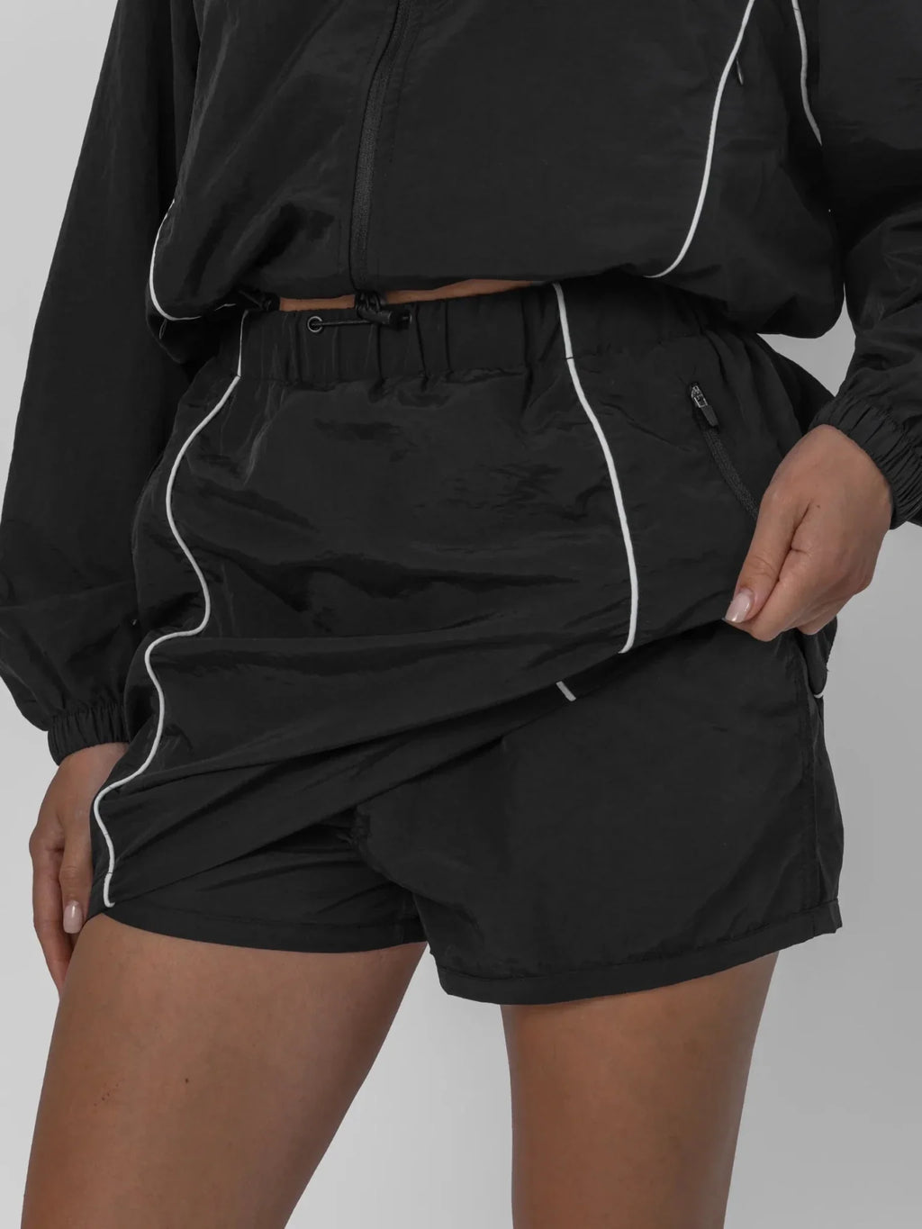Falda deportiva de corte regular y repelente al agua FlowCore™