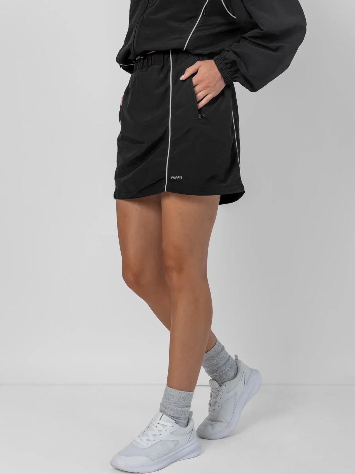 Falda deportiva de corte regular y repelente al agua FlowCore™