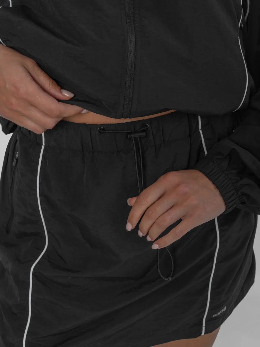 Falda deportiva de corte regular y repelente al agua FlowCore™