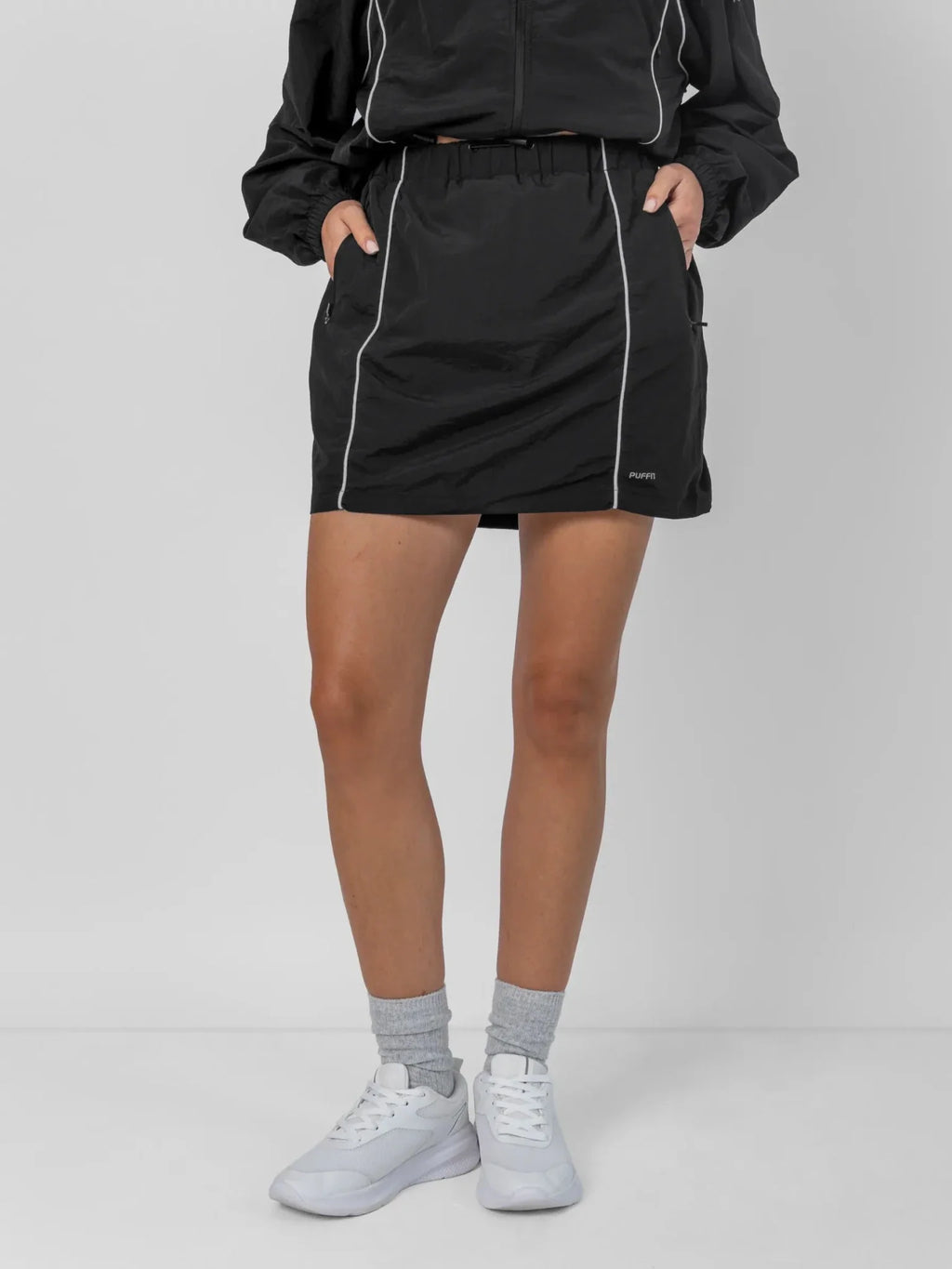 Falda deportiva de corte regular y repelente al agua FlowCore™