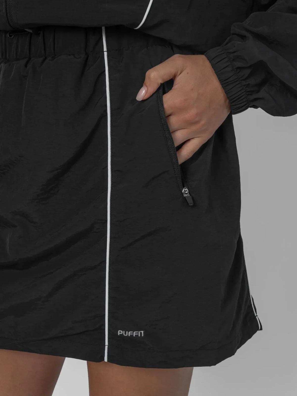 Falda deportiva de corte regular y repelente al agua FlowCore™
