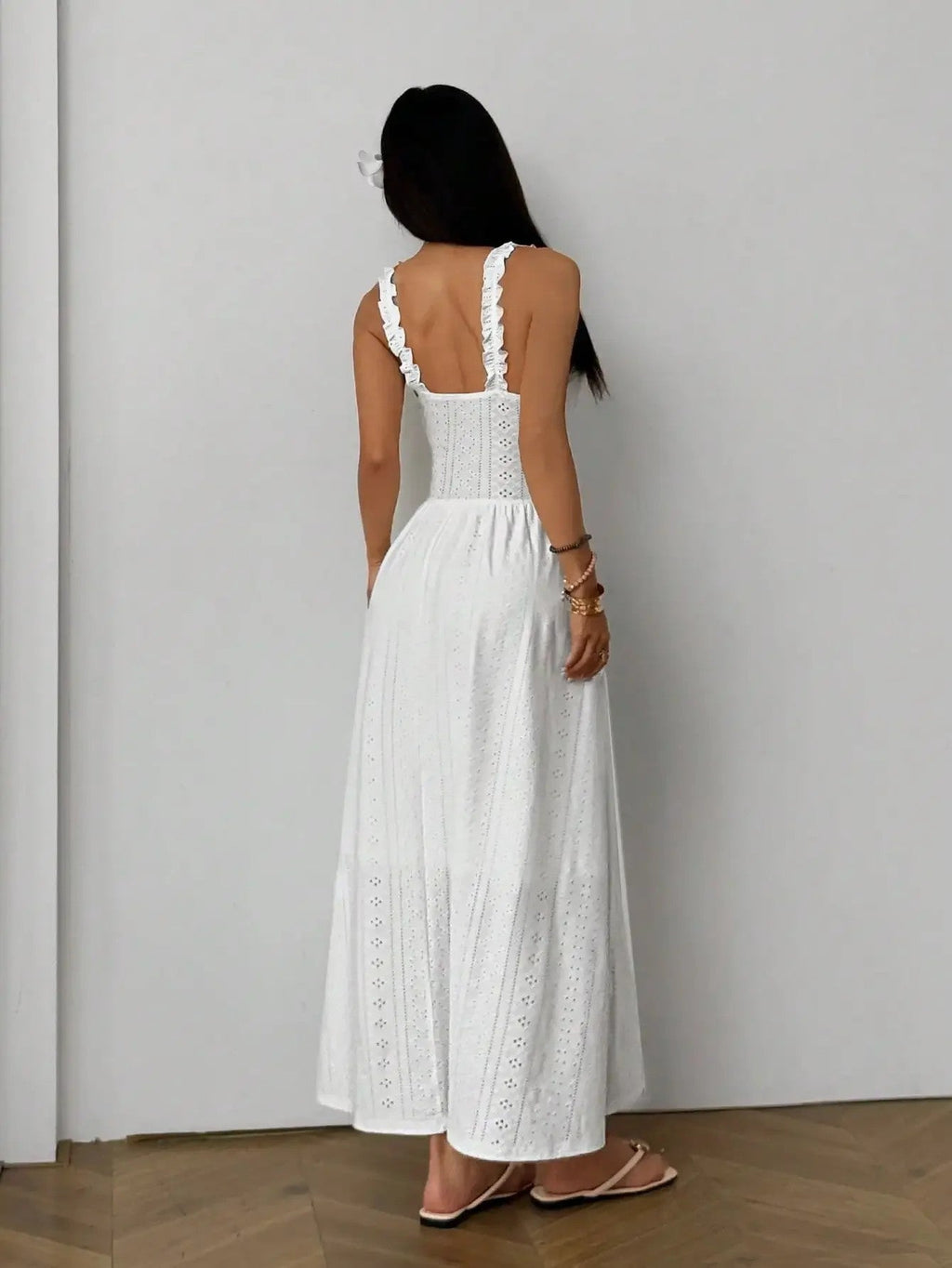 Vestido largo Ravello de encaje calado en blanco, puesto por modelo