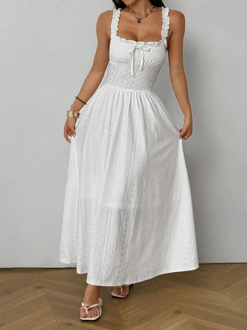 Vestido largo Ravello de encaje calado en blanco, puesto por modelo