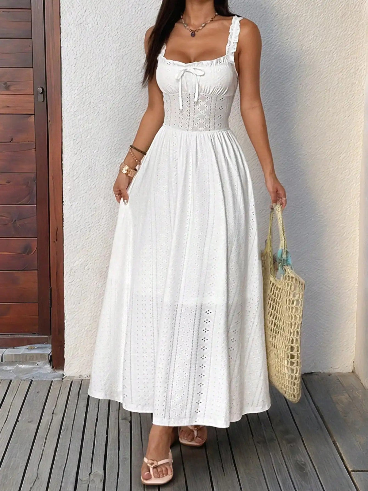 Vestido largo Ravello de encaje calado en blanco, puesto por modelo
