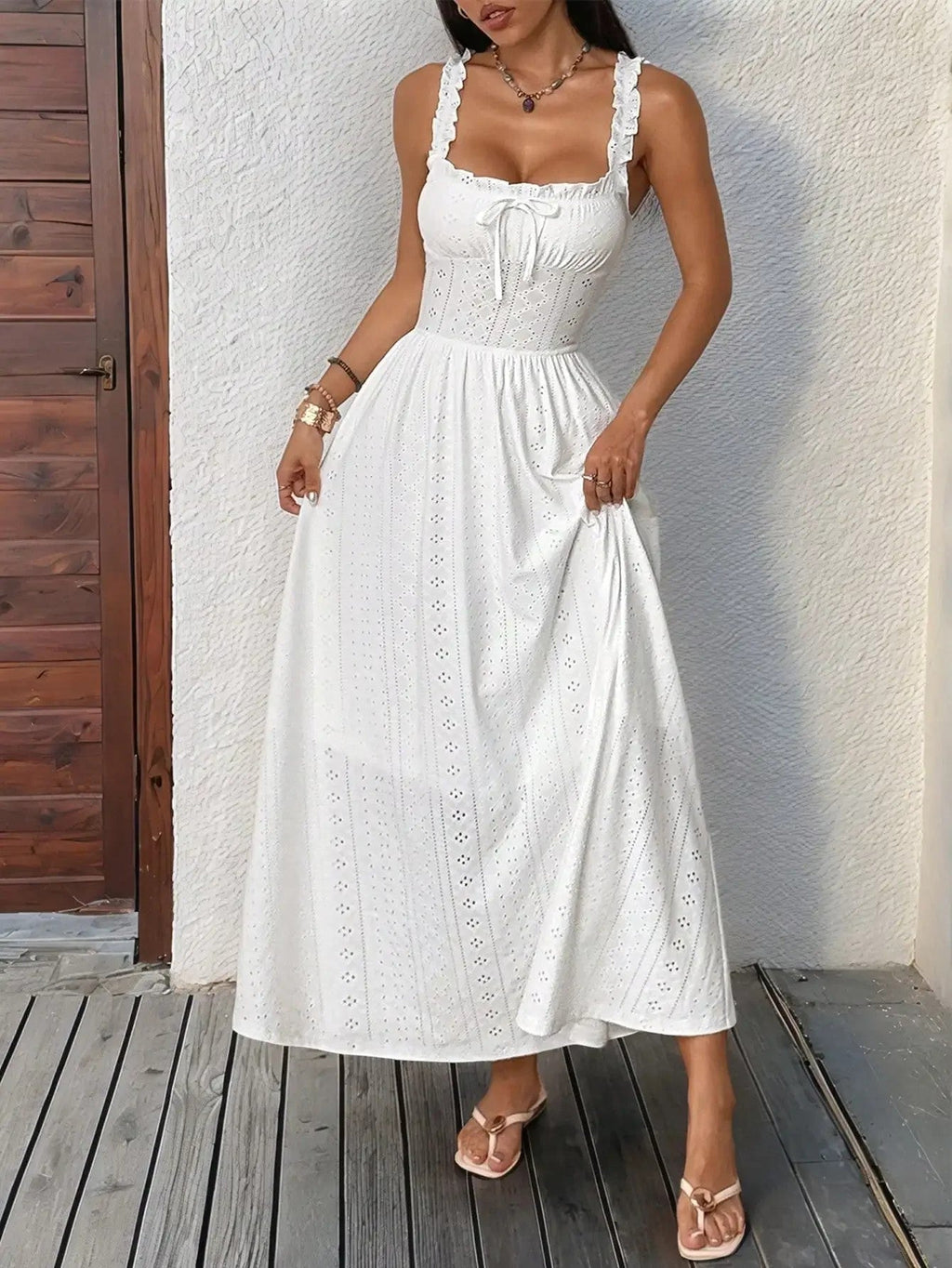 Vestido largo Ravello de encaje calado en blanco, puesto por modelo