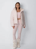 Chaqueta acolchada corta WarmCore™ con capucha desmontable y forro de piel sintética