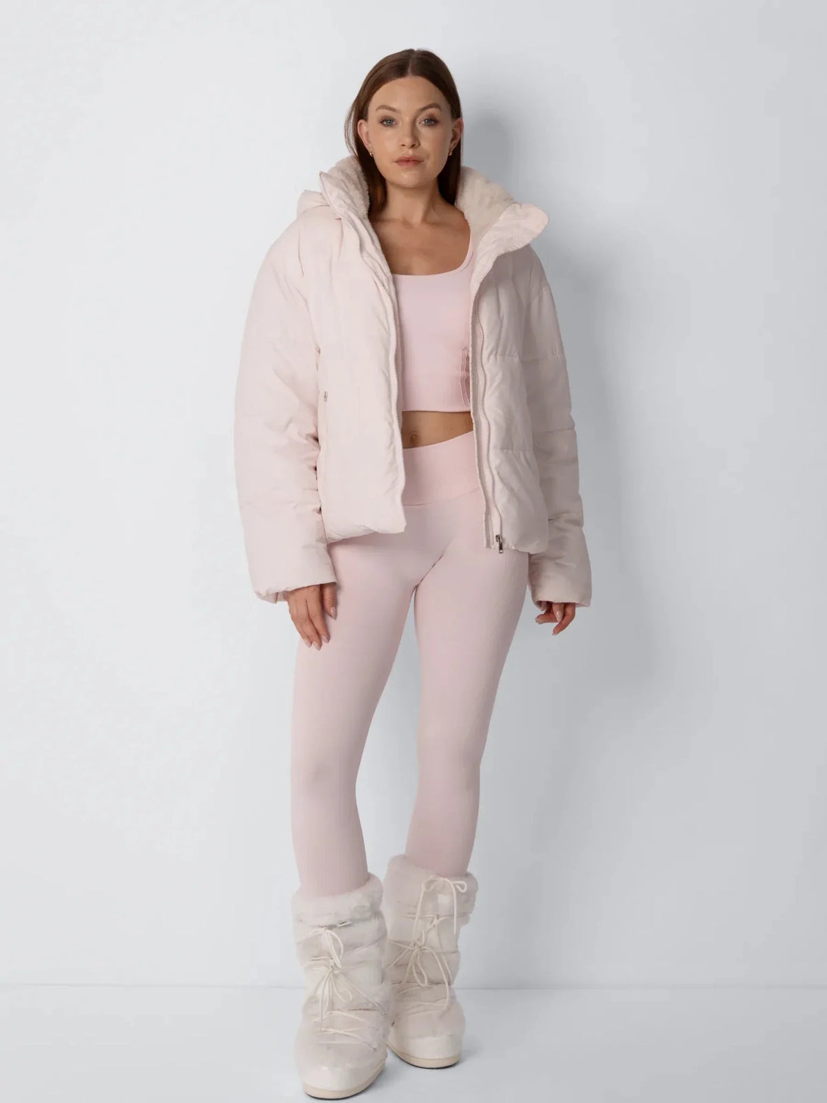 Chaqueta acolchada corta WarmCore™ con capucha desmontable y forro de piel sintética