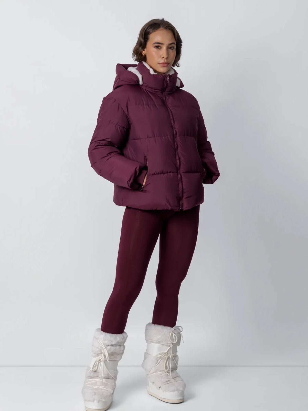 Chaqueta acolchada corta WarmCore™ con capucha desmontable y forro de piel sintética