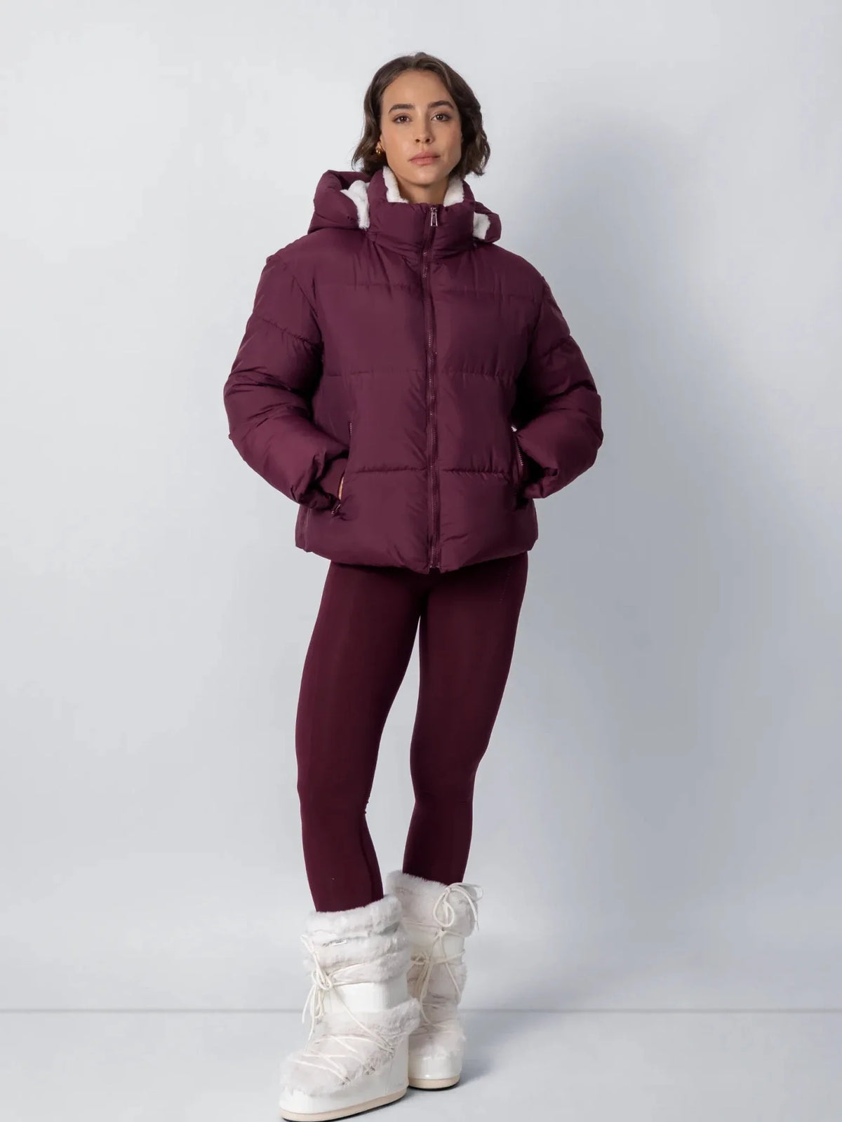 Chaqueta acolchada corta WarmCore™ con capucha desmontable y forro de piel sintética