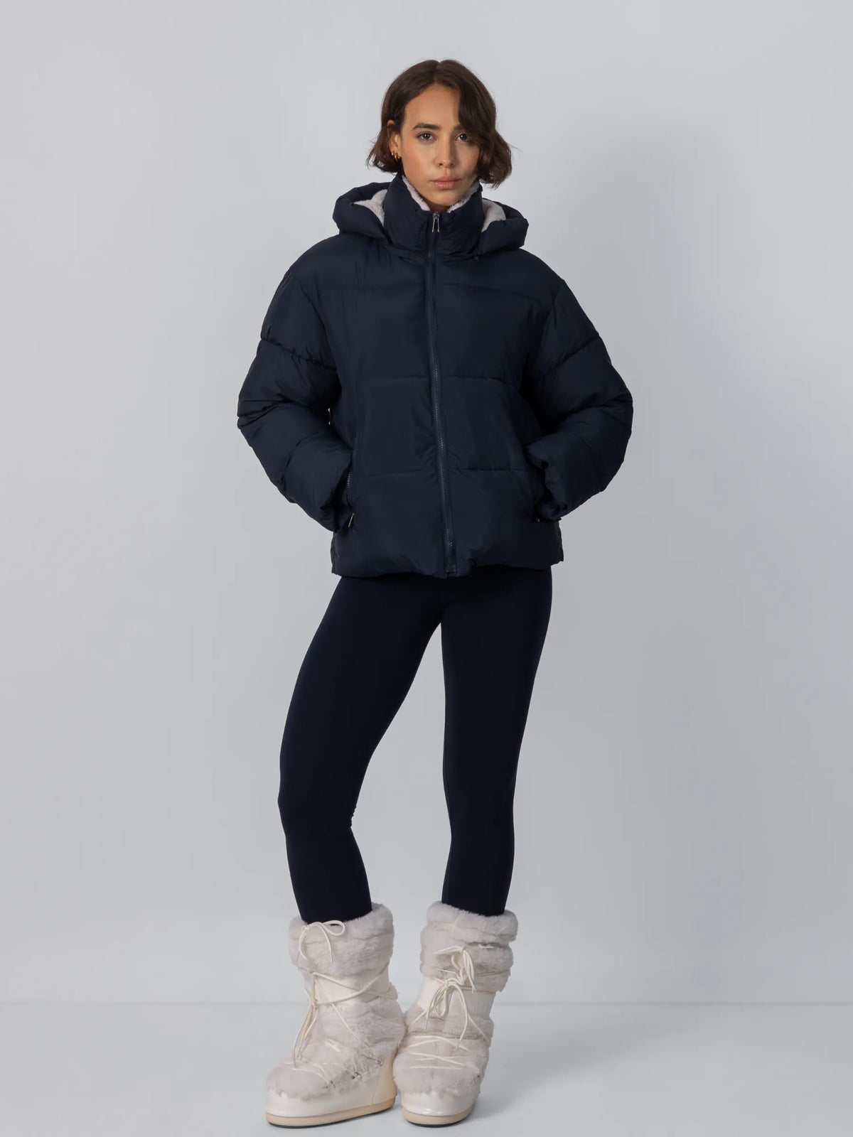 Chaqueta acolchada corta WarmCore™ con capucha desmontable y forro de piel sintética