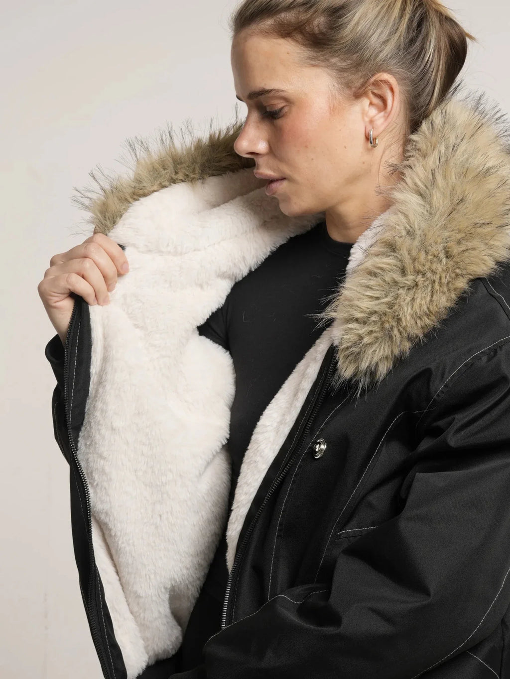 Chaqueta bomber WarmCore™ con forro y ribete de piel sintética