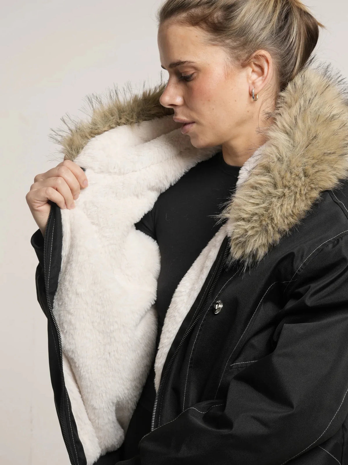 Chaqueta bomber WarmCore™ con forro y ribete de piel sintética