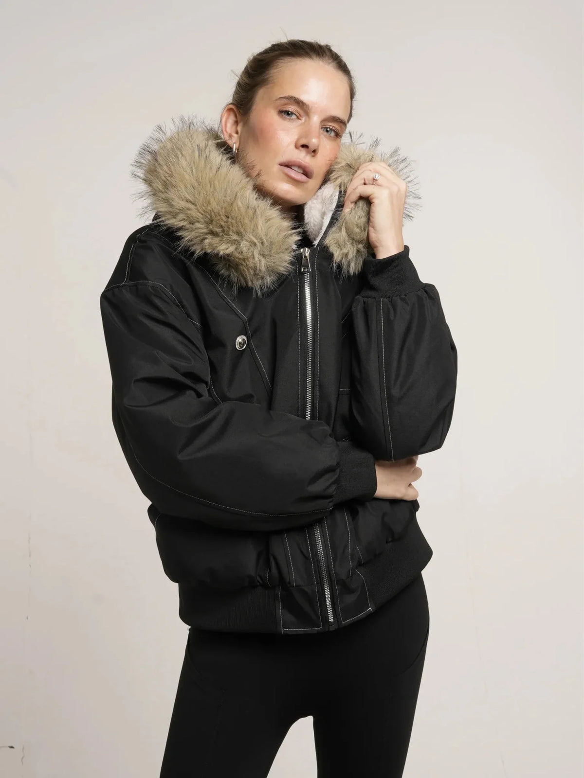 Chaqueta bomber WarmCore™ con forro y ribete de piel sintética