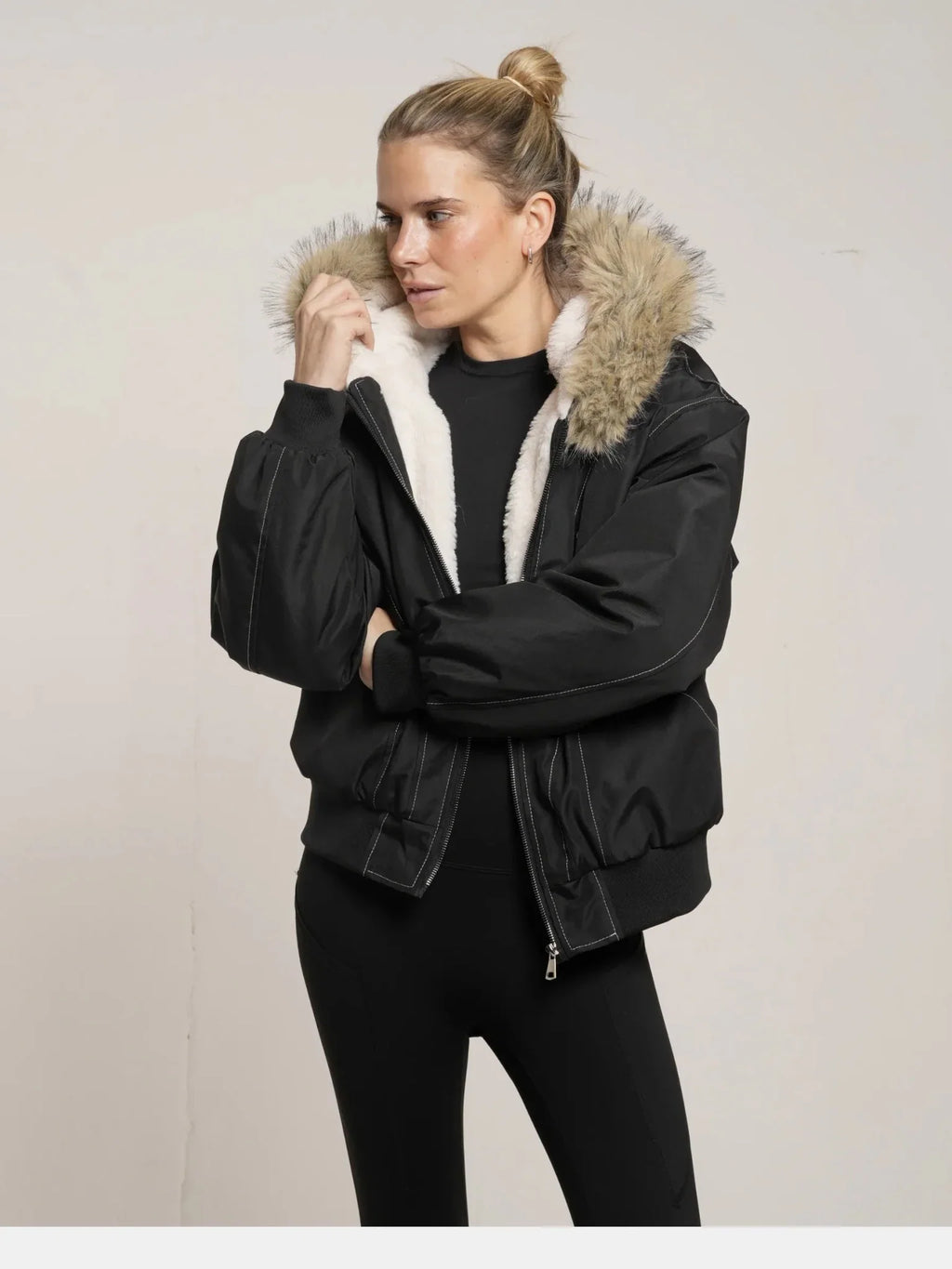 Chaqueta bomber WarmCore™ con forro y ribete de piel sintética
