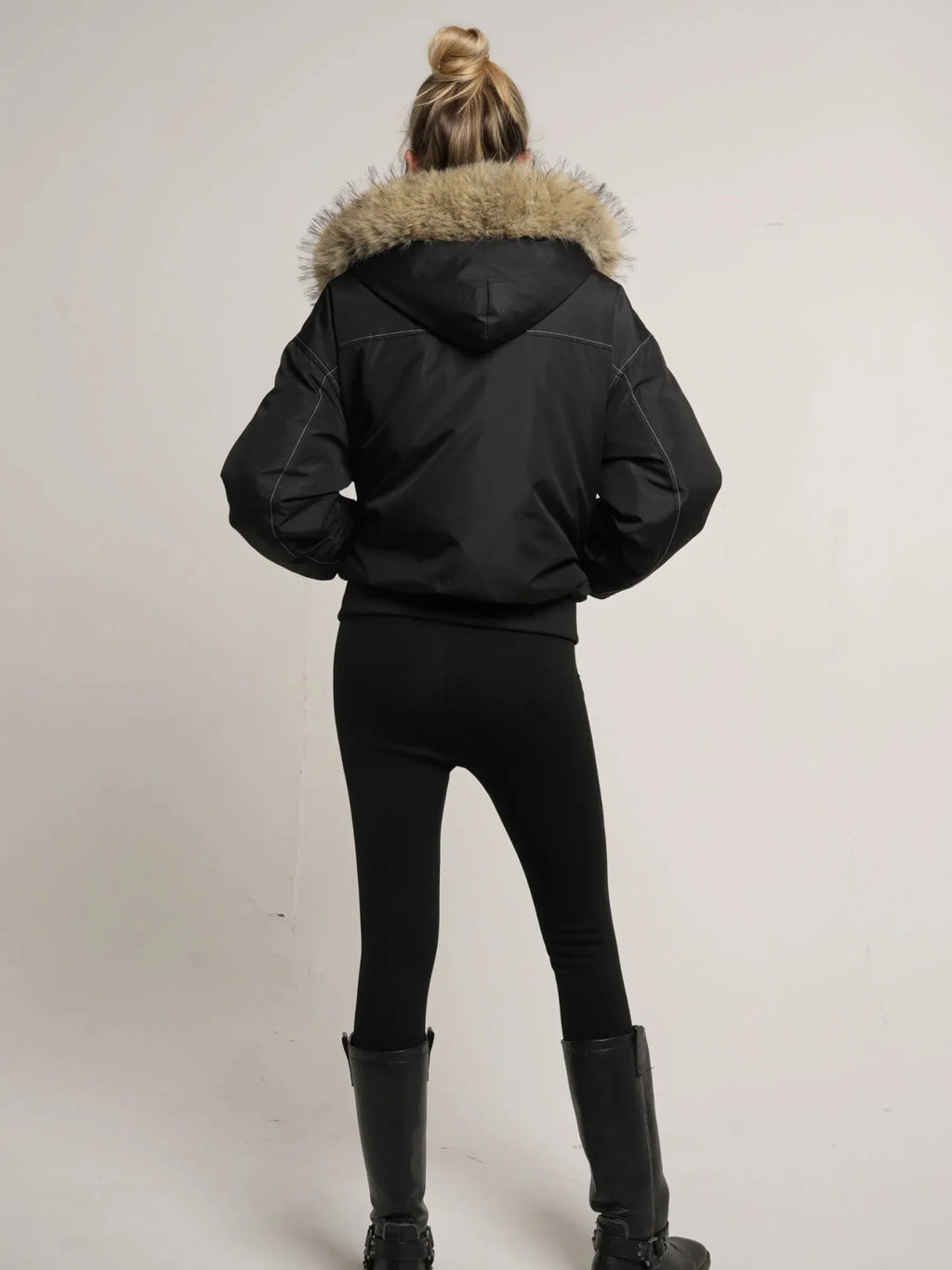 Chaqueta bomber WarmCore™ con forro y ribete de piel sintética