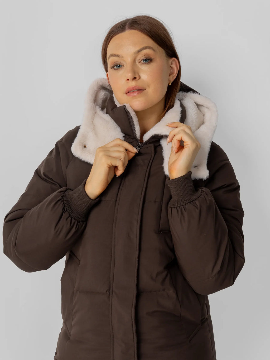 Chaqueta acolchada larga clásica WarmCore™ con forro de piel sintética