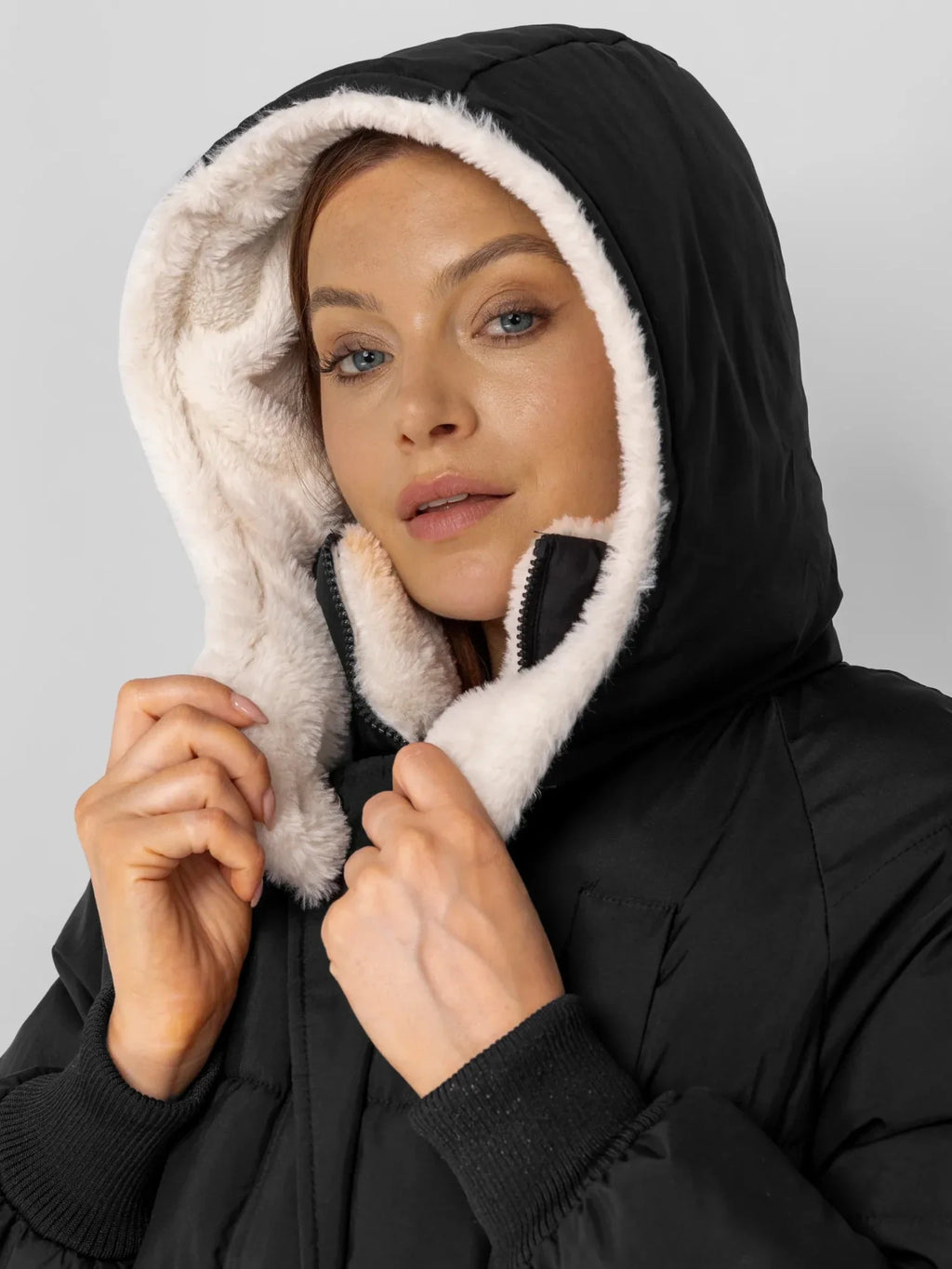 Chaqueta acolchada larga clásica WarmCore™ con forro de piel sintética