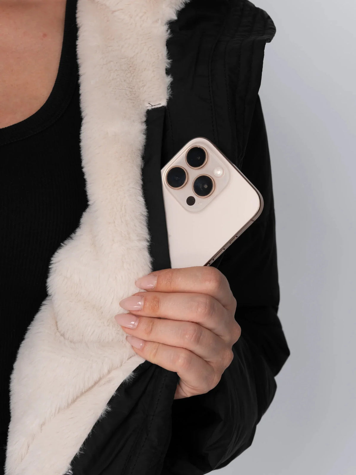 Chaqueta acolchada corta WarmCore™ con capucha desmontable y forro de piel sintética