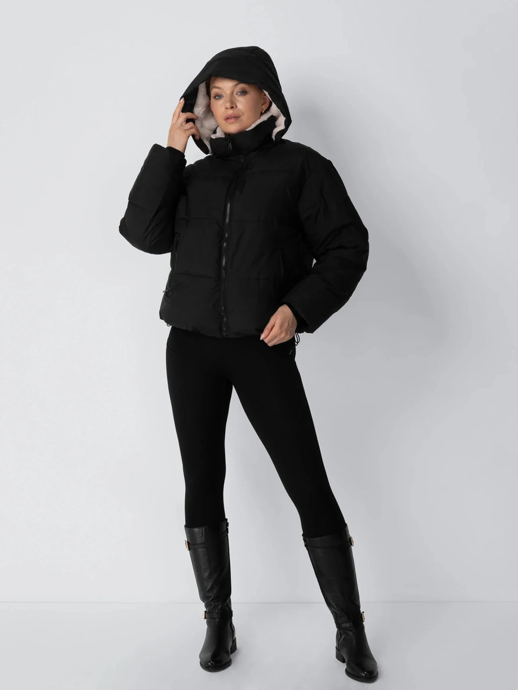 Chaqueta acolchada corta WarmCore™ con capucha desmontable y forro de piel sintética