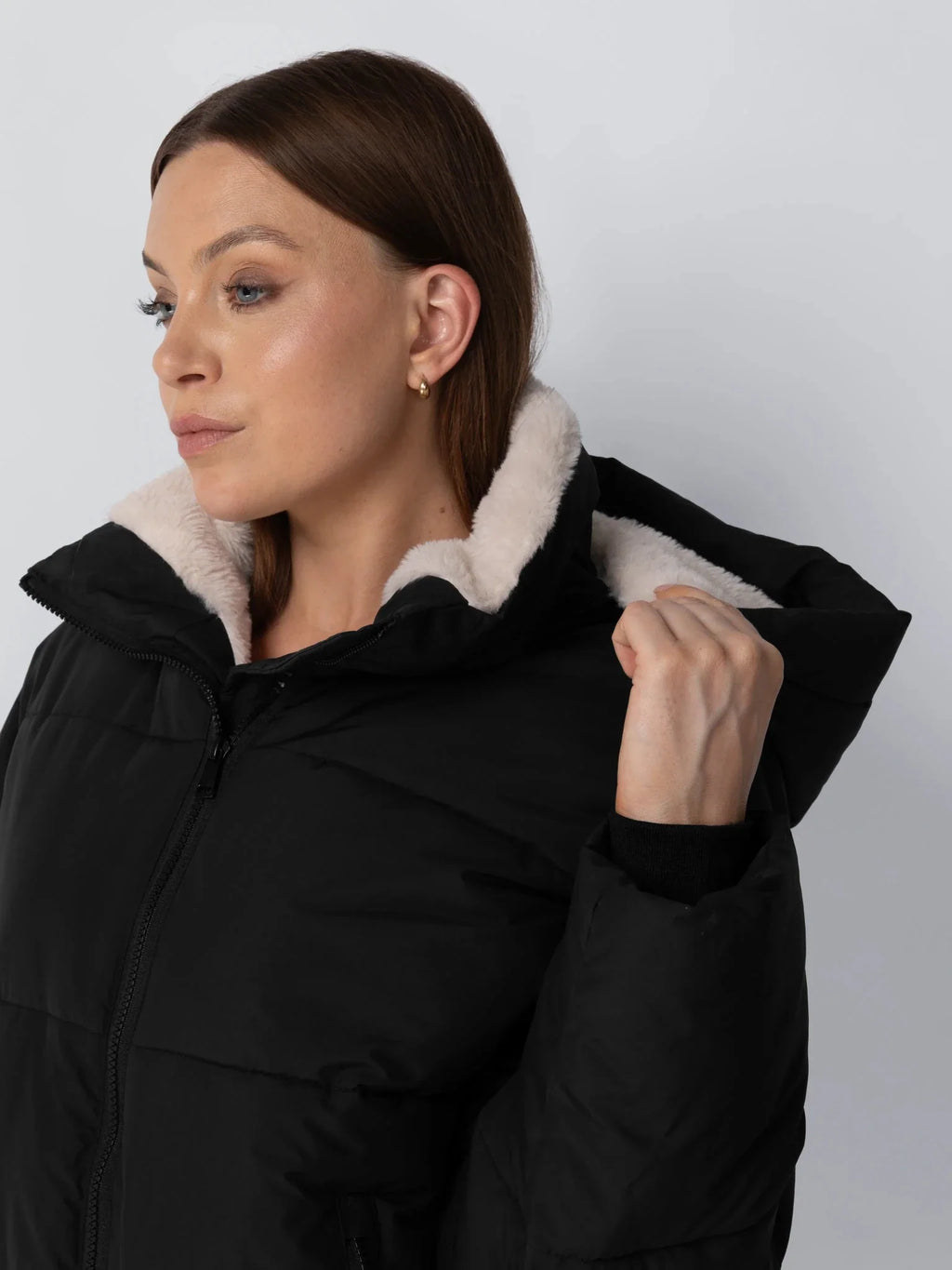 Chaqueta acolchada corta WarmCore™ con capucha desmontable y forro de piel sintética
