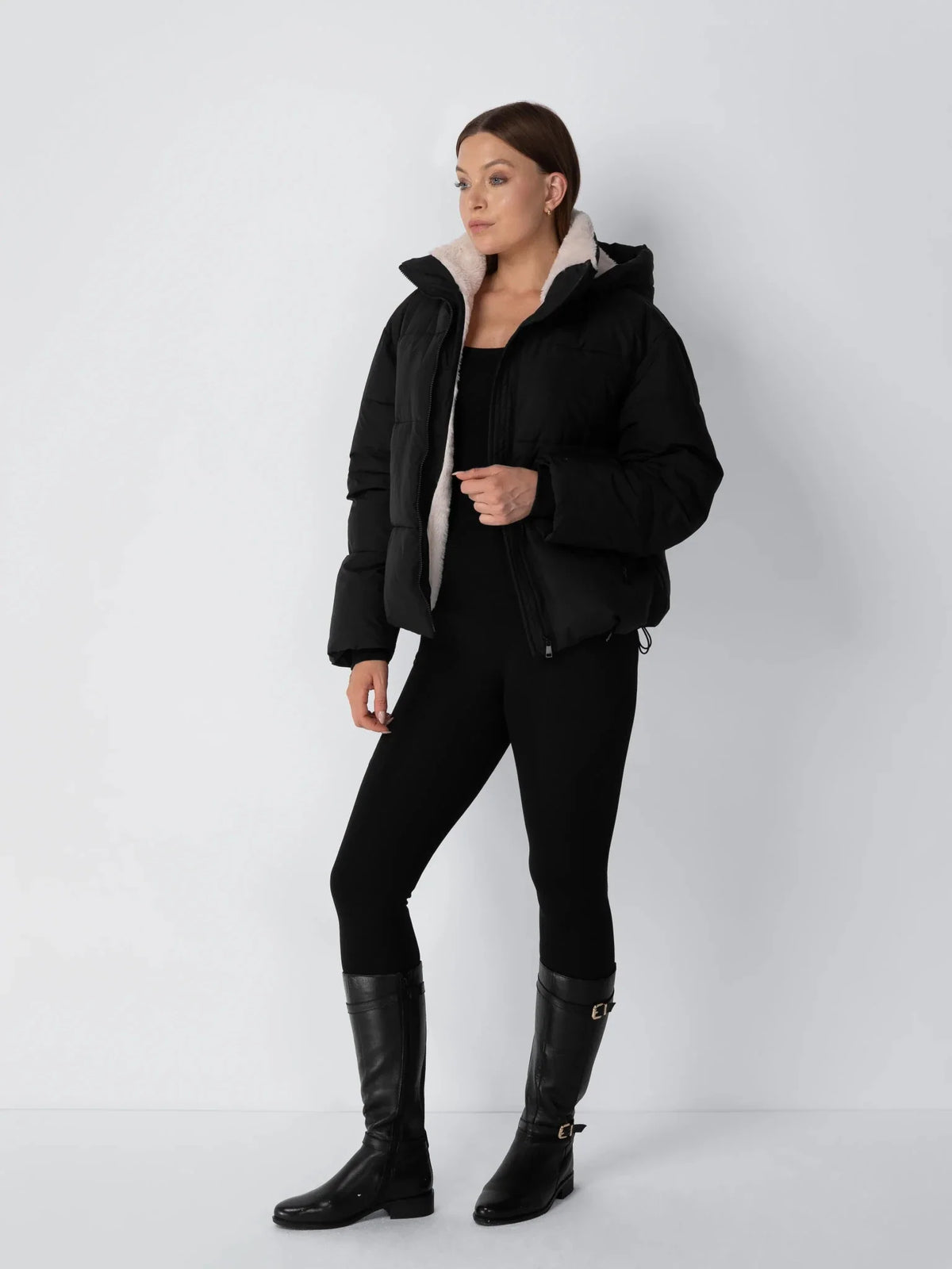 Chaqueta acolchada corta WarmCore™ con capucha desmontable y forro de piel sintética