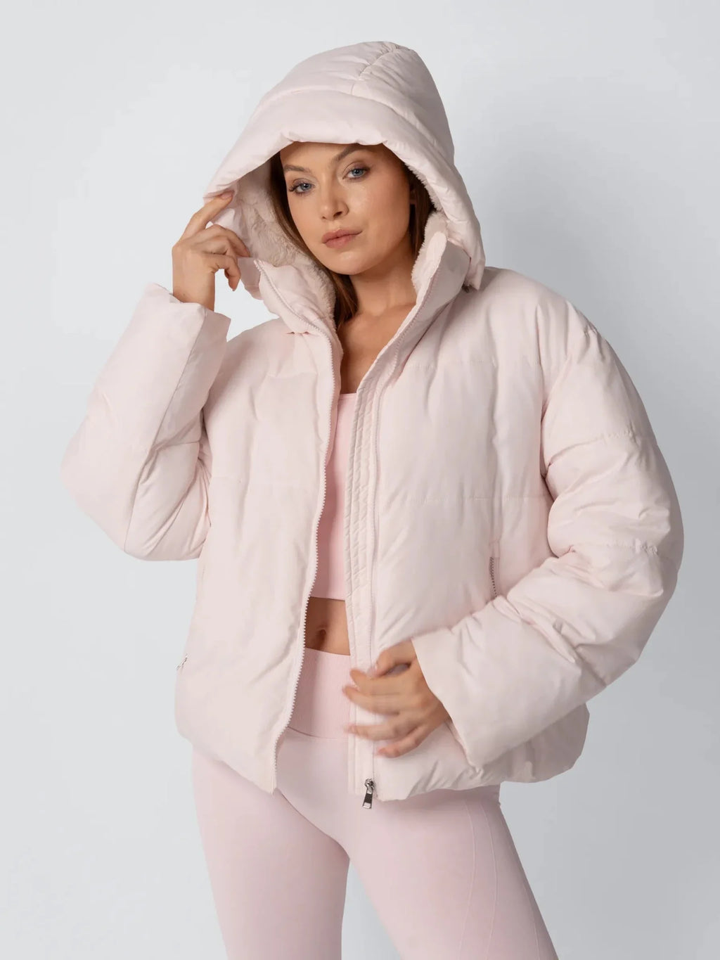 Chaqueta acolchada corta WarmCore™ con capucha desmontable y forro de piel sintética