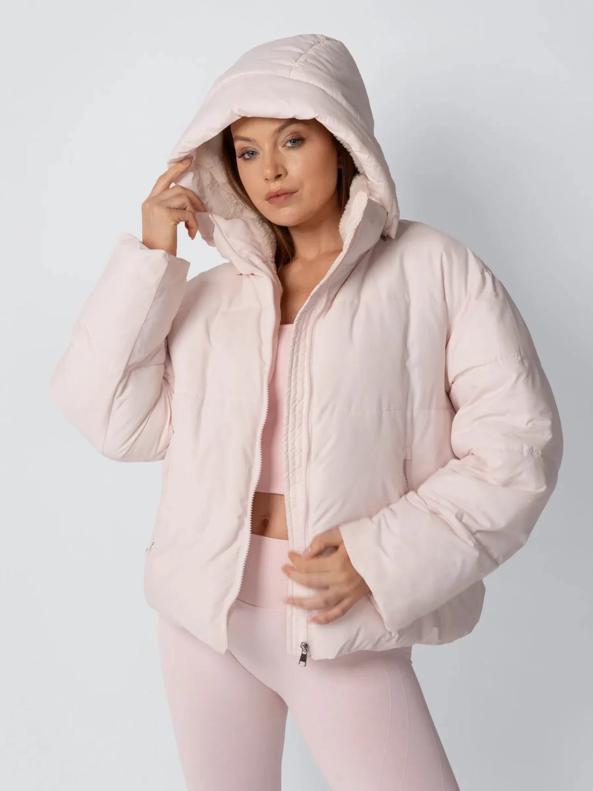 Chaqueta acolchada corta WarmCore™ con capucha desmontable y forro de piel sintética